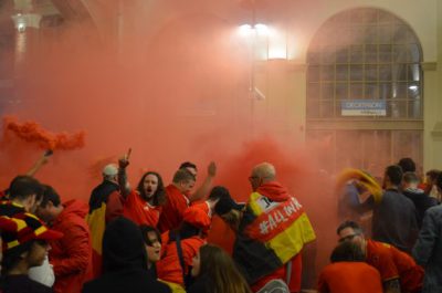 試合後は駅構内でベルギー人とウェールズ人が発煙筒を焚き、大混乱に